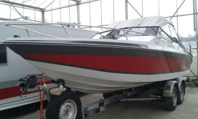 snelboot op trailer in hal