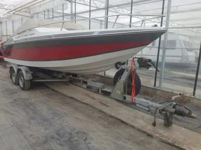 snelboot op trailer in loods