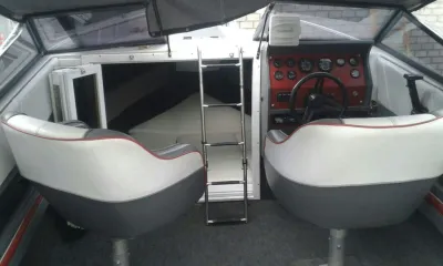 cockpit met stoelen, stuur en kajuittrap