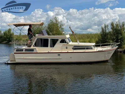 motorboot op water met bestuurder