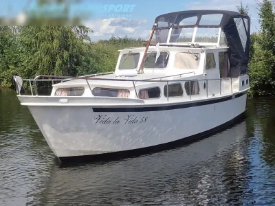 witte motorboot op rustig water