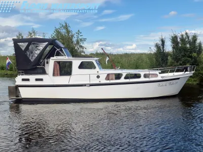wit motorjacht op water bij rietkraag