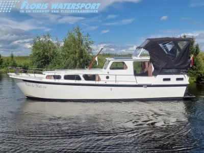 motorjacht liggend op het water