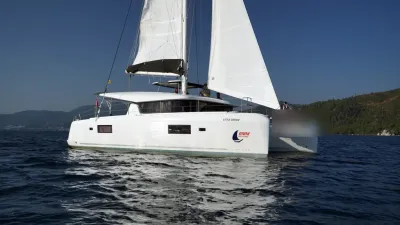 zeilcatamaran op zee
