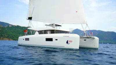catamaran voor de kust met zeil
