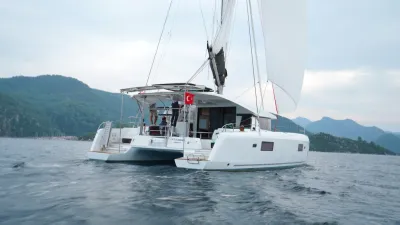 catamaran op open water bij bergen