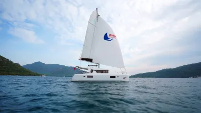 catamaran zeilend op zee