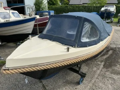 sloep met cabrioletkap op trailer