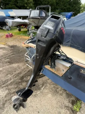 buitenboordmotor bevestigd aan boot