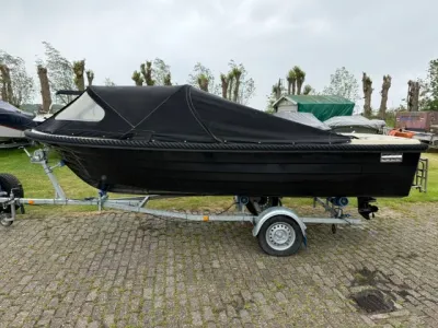zwarte boot op trailer in buitenopslag