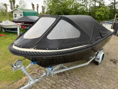 sloep met cabrioletkap op trailer