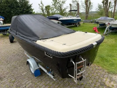 sloep op trailer met afdekzeil