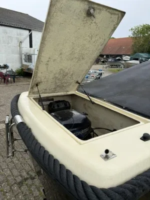 achterzijde van sloep met open motorruimte