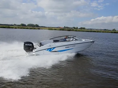 motorboot varend op water met bewolkte lucht