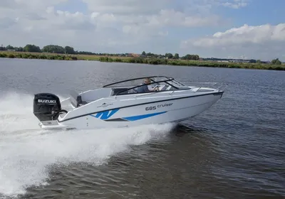 motorboot vaart op open water