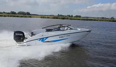 motorboot varend op water met bewolkte lucht
