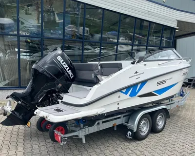 motorboot op trailer bij showroom