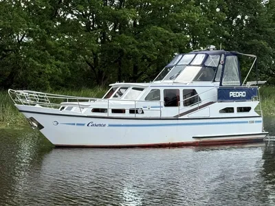 motorjacht op rustig water