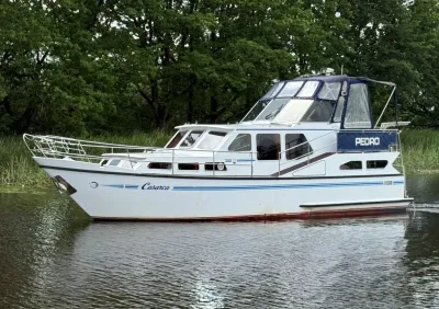 witte motorboot op stil water