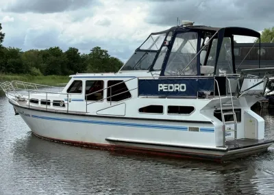 motorjacht aangemeerd op binnenwater