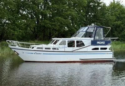 motorjacht op rustig water met bosachtergrond