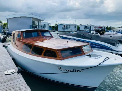 jaren 60 motorjacht aan de steiger