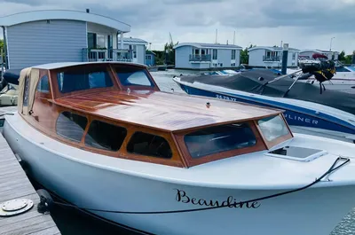 jaren 60 motorjacht aan de steiger