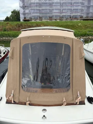 achterzijde motorjacht met beige huif