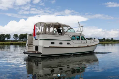 motorjacht op rustig water