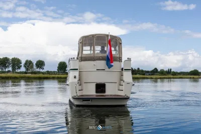 achteraanzicht motorjacht op rustig water