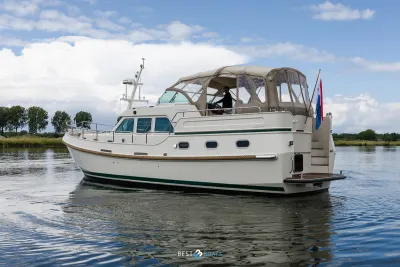 wit motorjacht op rustig water