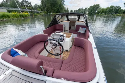 Voorkajuit en kuip van cabinsloep op het water