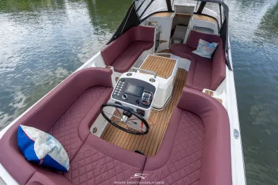cockpit en voorkajuit van cabinsloep