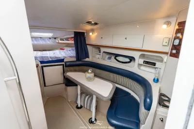 cabine en salon van sportcruiser