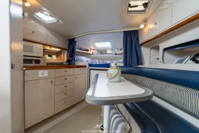 kajuitinterieur met zitbank, tafel en kombuis
