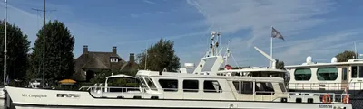 wit motorjacht aangemeerd in haven