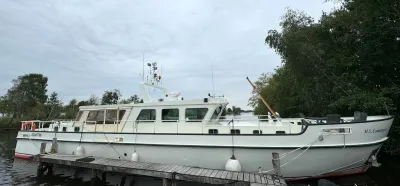 motorjacht aangemeerd bij houten steiger