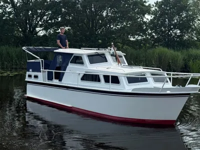 witte motorcruiser op rustig water