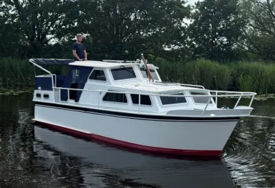 witte motorcruiser op rustig water