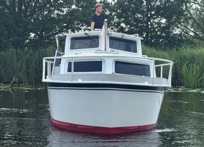 vooraanzicht van witte motorkruiser op water