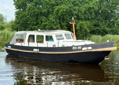 motorvlet op het water bij riet
