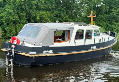 motorvlet op water bij groene oever