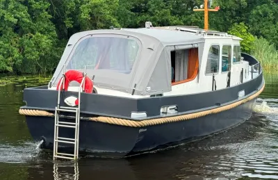 motorvlet op het water met opbouw