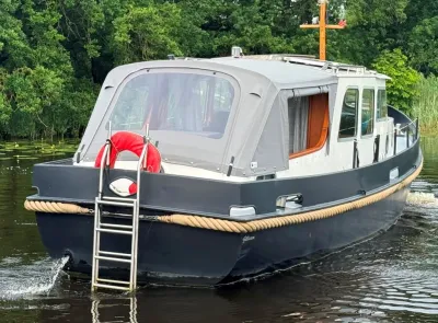 motorvlet op rustig water bij beboste oever