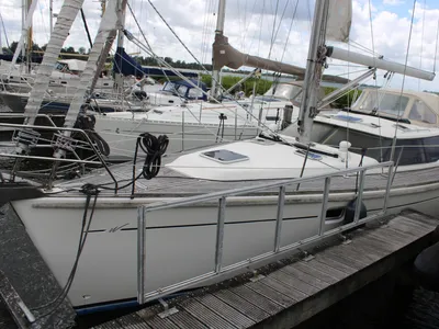 zeiljacht afgemeerd in jachthaven