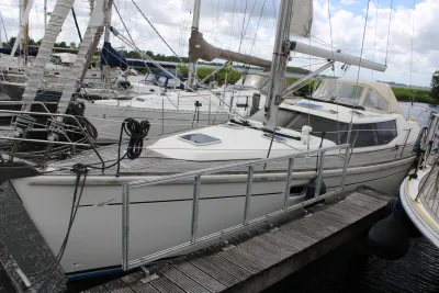 zeiljacht afgemeerd in jachthaven