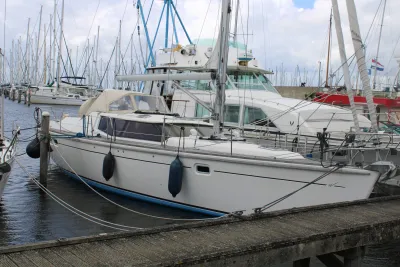 zeiljacht afgemeerd in een jachthaven
