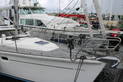 zeilboot bij de kade in een jachthaven