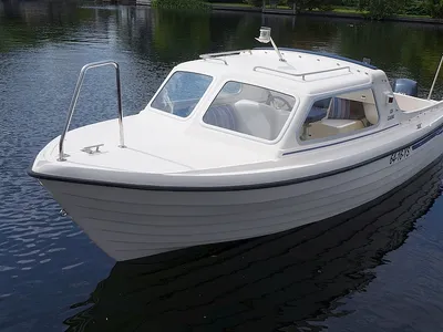 witte kajuitboot op stil water