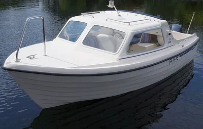 witte kajuitboot op stil water